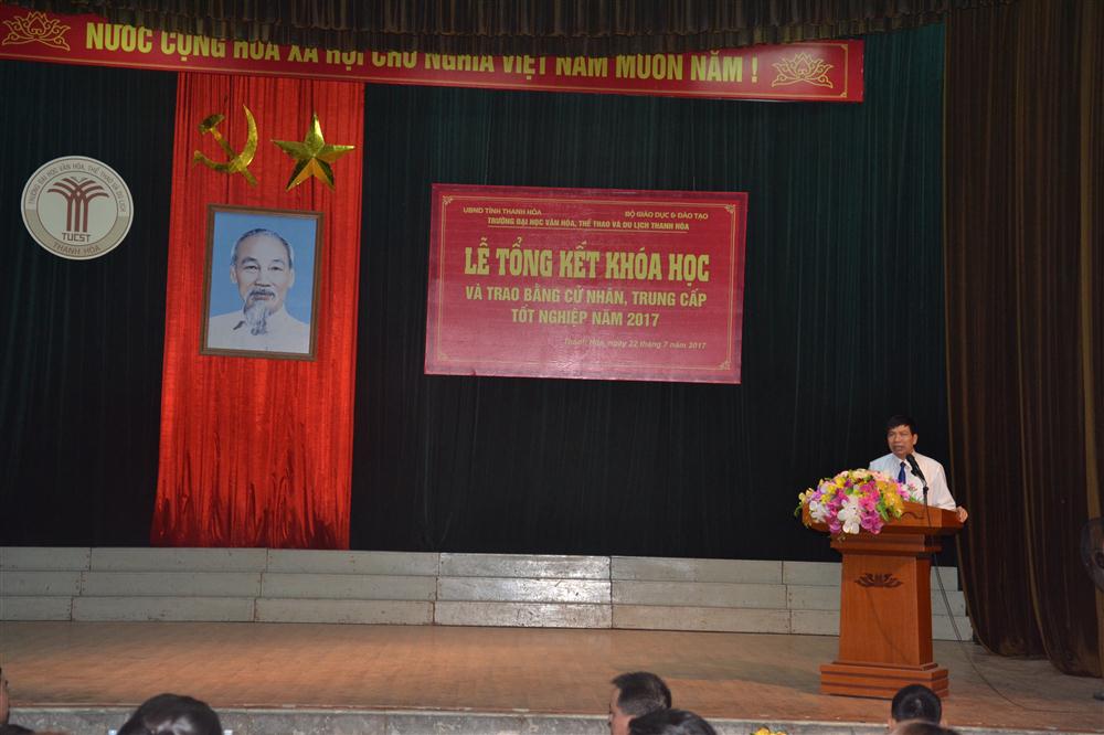 PGS.TS Trần Văn Thức - Bí thư Đảng ủy, Hiệu trưởng nhà trường phát biểu tại buổi lễ